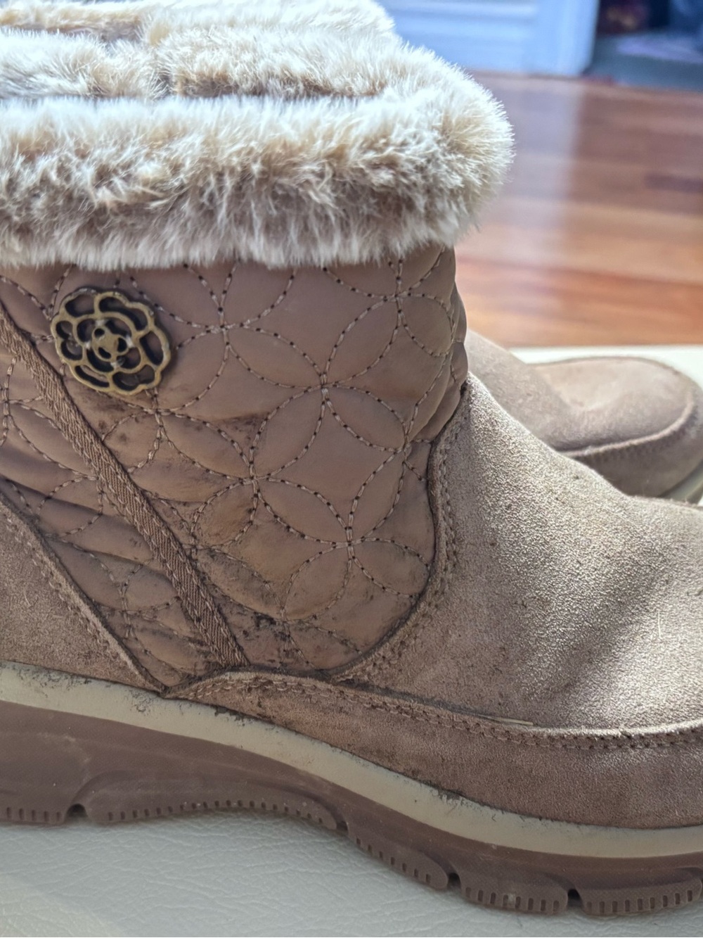 Sketchers Womenโs Faux-Fur Trim Taupe Ankle Boots with Zipper